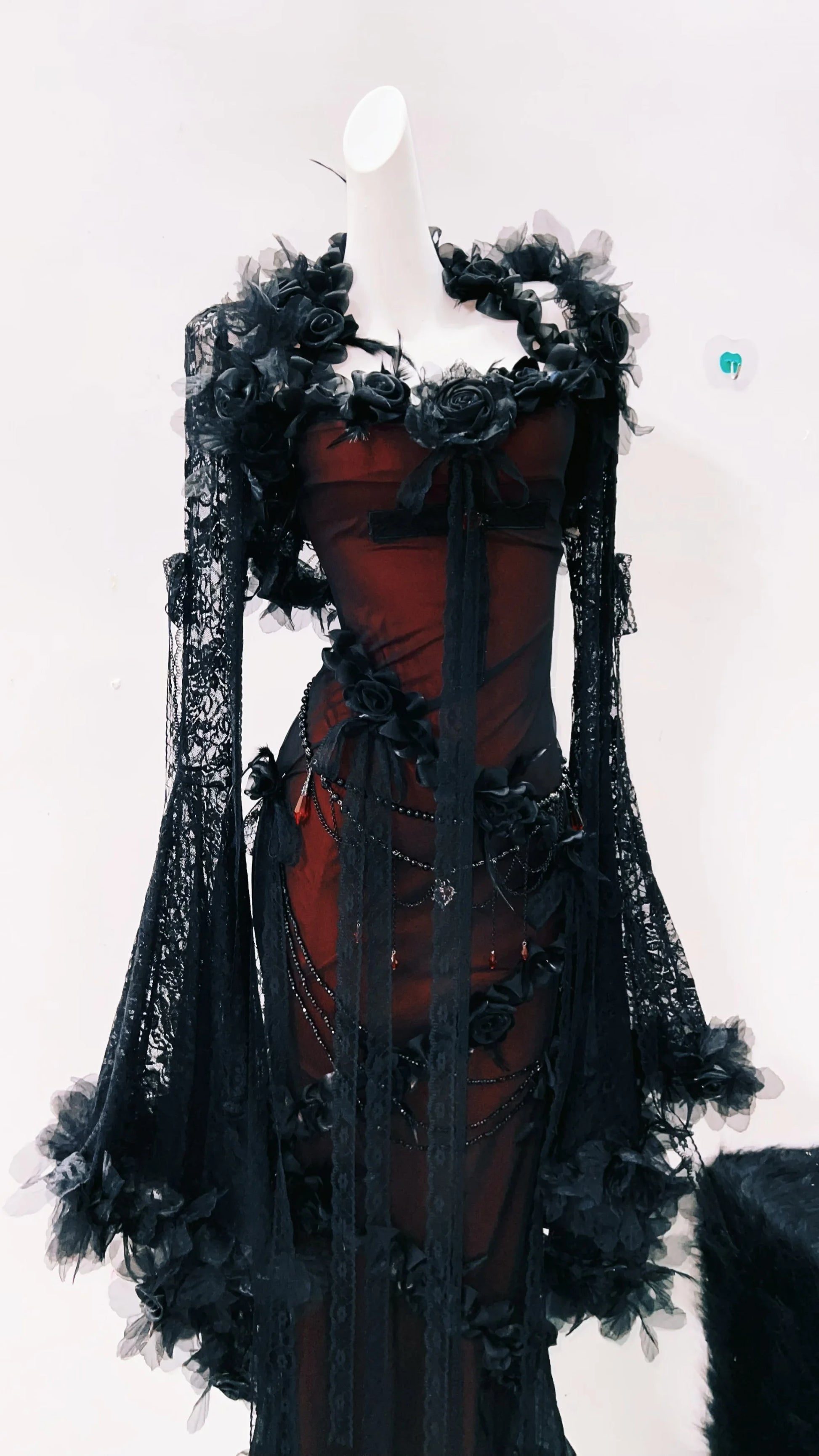 Lateral de vestido gótico rojo y negro con cruz negra en el pecho, encaje vintage y diseño de estilo alternativo romántico