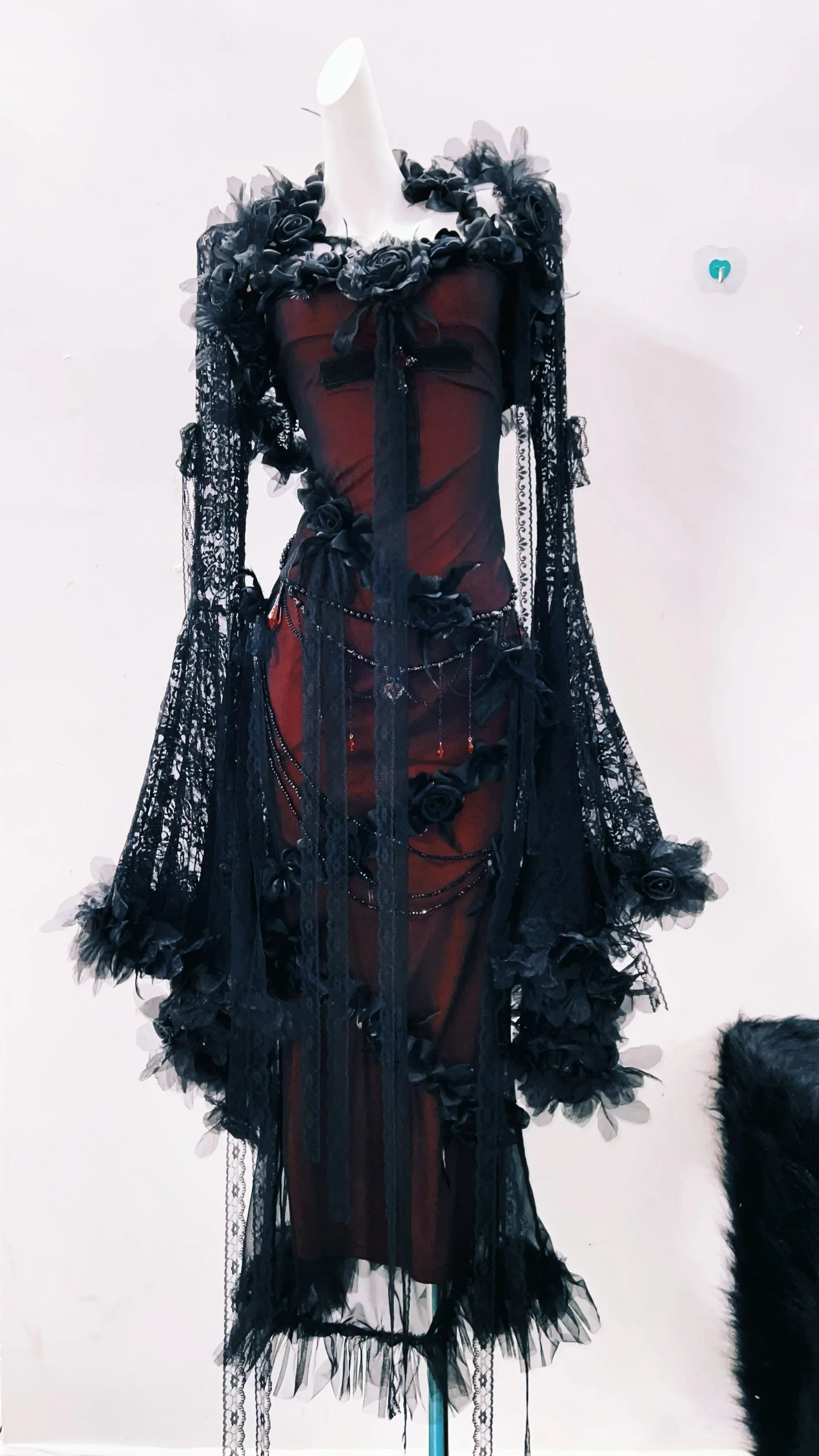 Vestido gótico rojo y negro con cruz negra en el pecho, encaje vintage y diseño de estilo alternativo romántico
