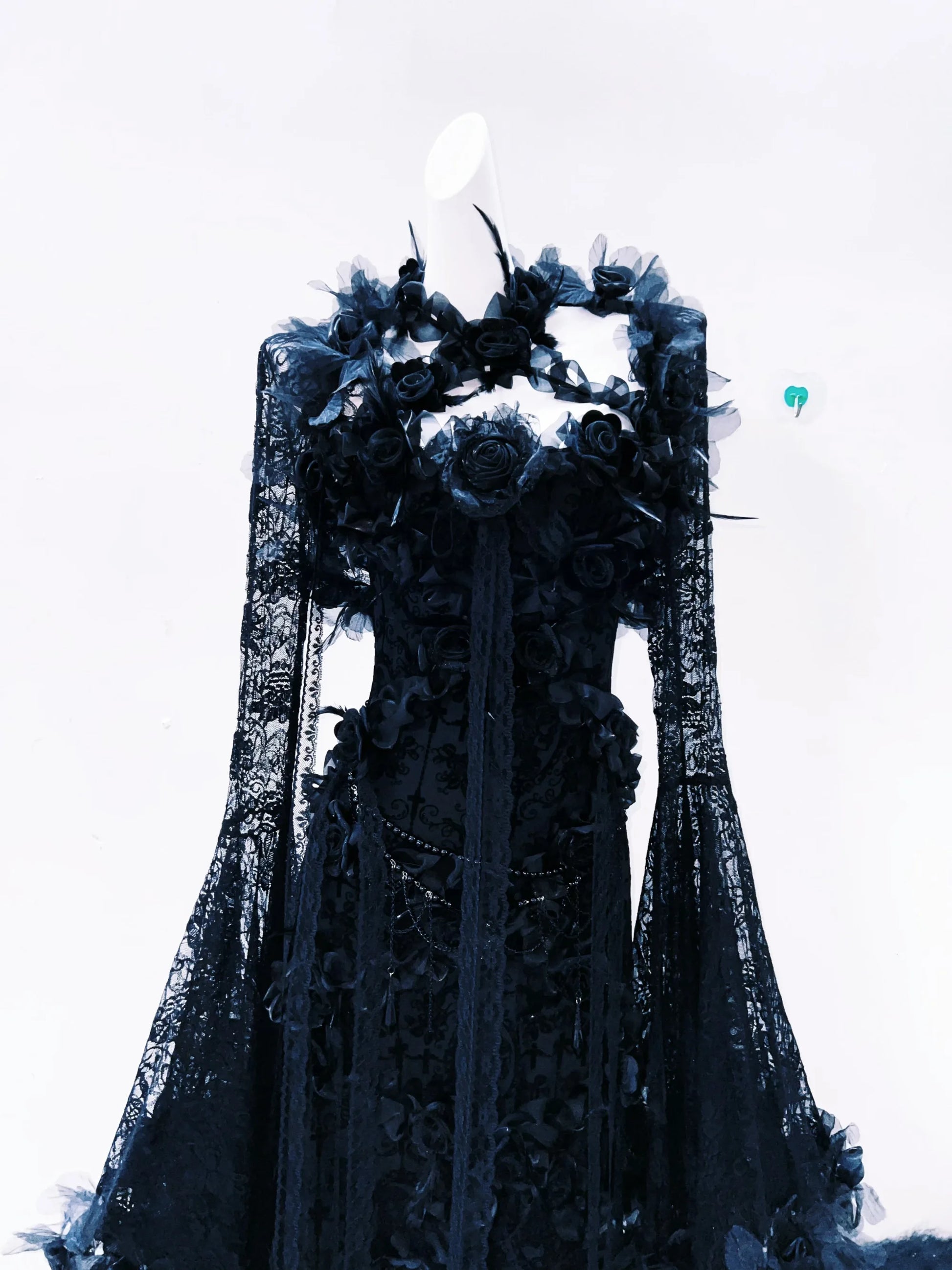 Parte superior de un vestido gótico negro vintage con encaje delicado y detalles únicos estilo alternativo romántico