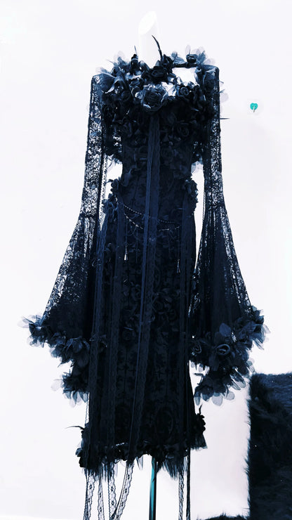 Vestido gótico negro vintage con encaje delicado y detalles únicos estilo alternativo romántico
