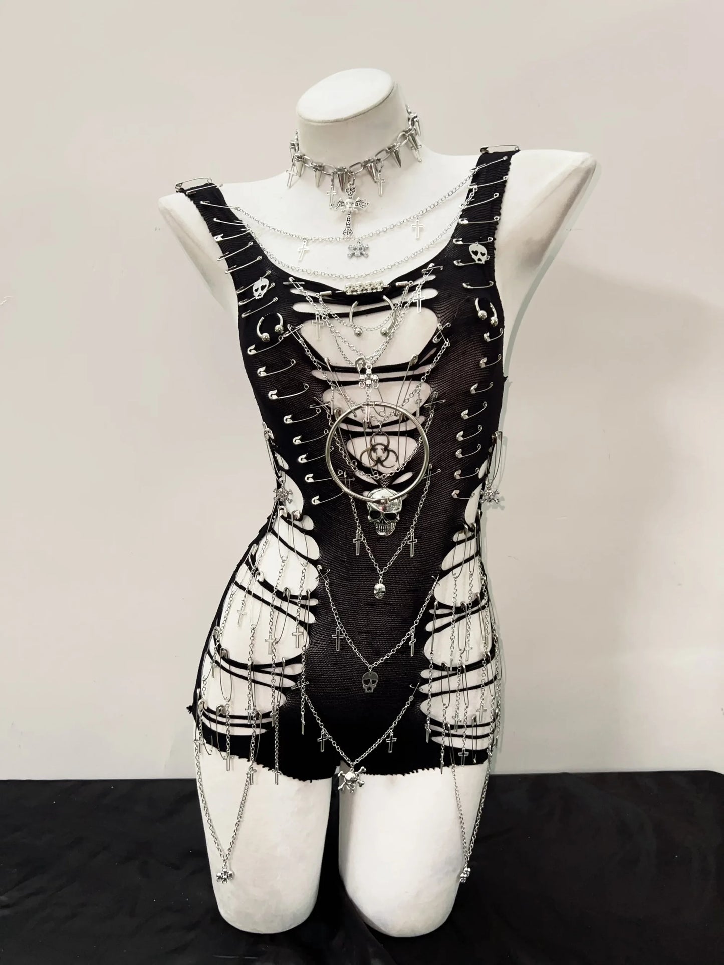 Vestido gótico punk negro con rotos conectados por cordones, cruces plateadas y calaveras metálicas