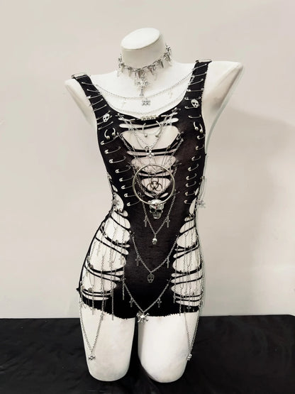 Vestido gótico punk negro con rotos conectados por cordones, cruces plateadas y calaveras metálicas