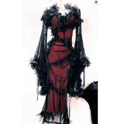Imagen frontal de un vestido completo gotico con detalles de tela, encaje y manga larga, por debajo de la rodilla, rojo burdeos y negro