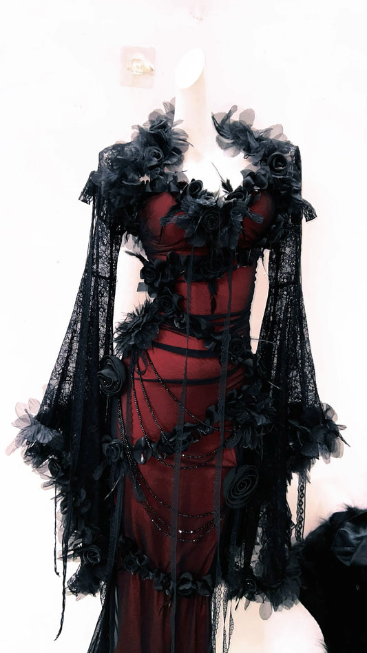 Vestido rojo burdeos y negro, con detalles de tela, manga larga y encaje