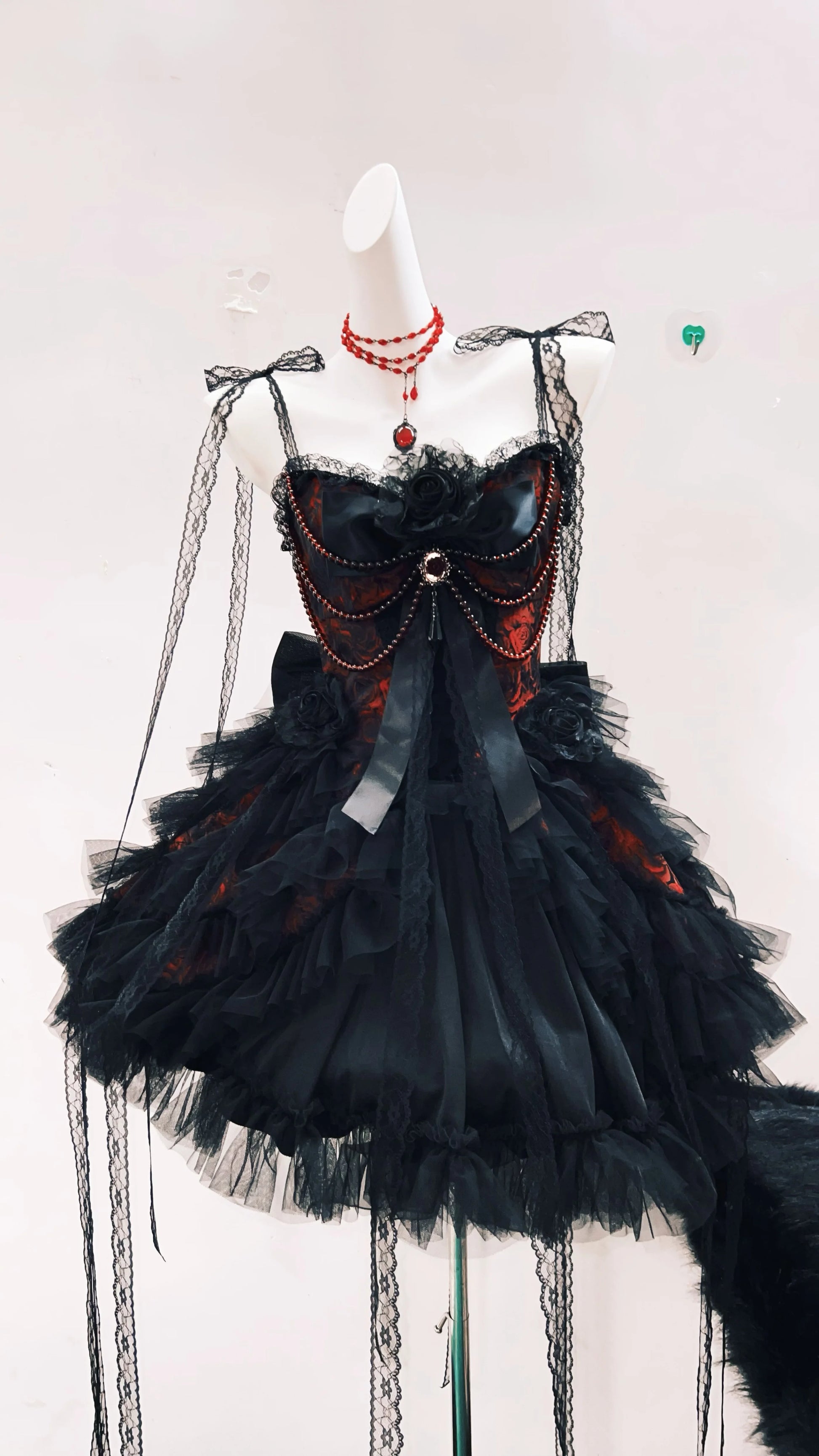 Vestido gótico vintage rojo y negro con encaje delicado y detalles rebeldes estilo alternativo romántico 
