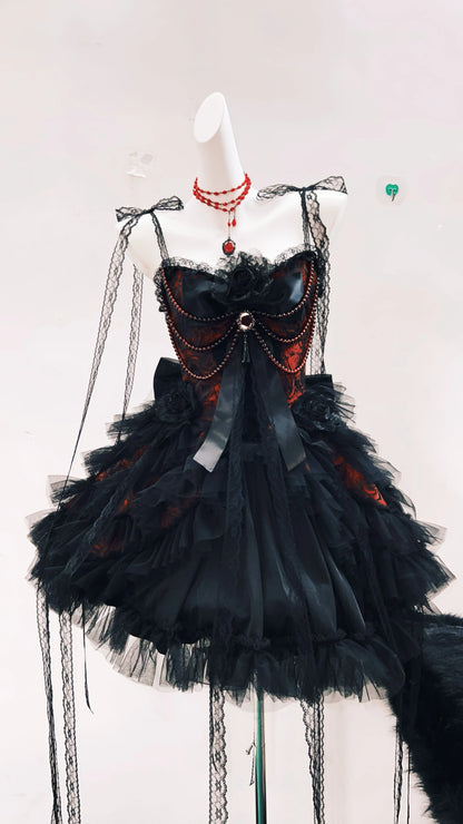 Vestido gótico vintage rojo y negro con encaje delicado y detalles rebeldes estilo alternativo romántico 
