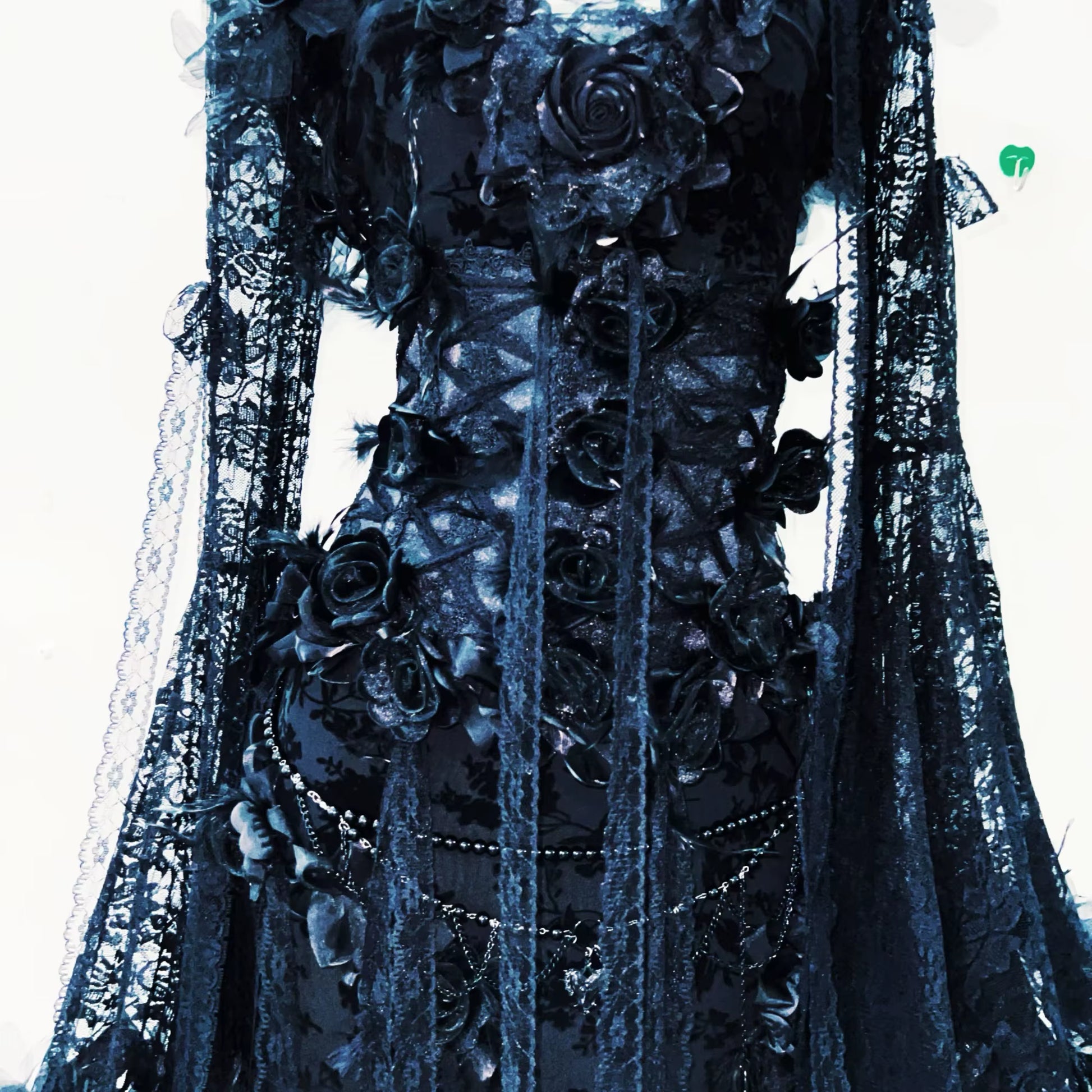 Imagen de cerca para mostrar los detalles de un vestido largo gótico negro Dark Petal con encaje vintage y diseño cruzado estilo alternativo romántico 