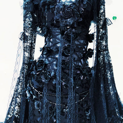 Imagen de cerca para mostrar los detalles de un vestido largo gótico negro Dark Petal con encaje vintage y diseño cruzado estilo alternativo romántico 