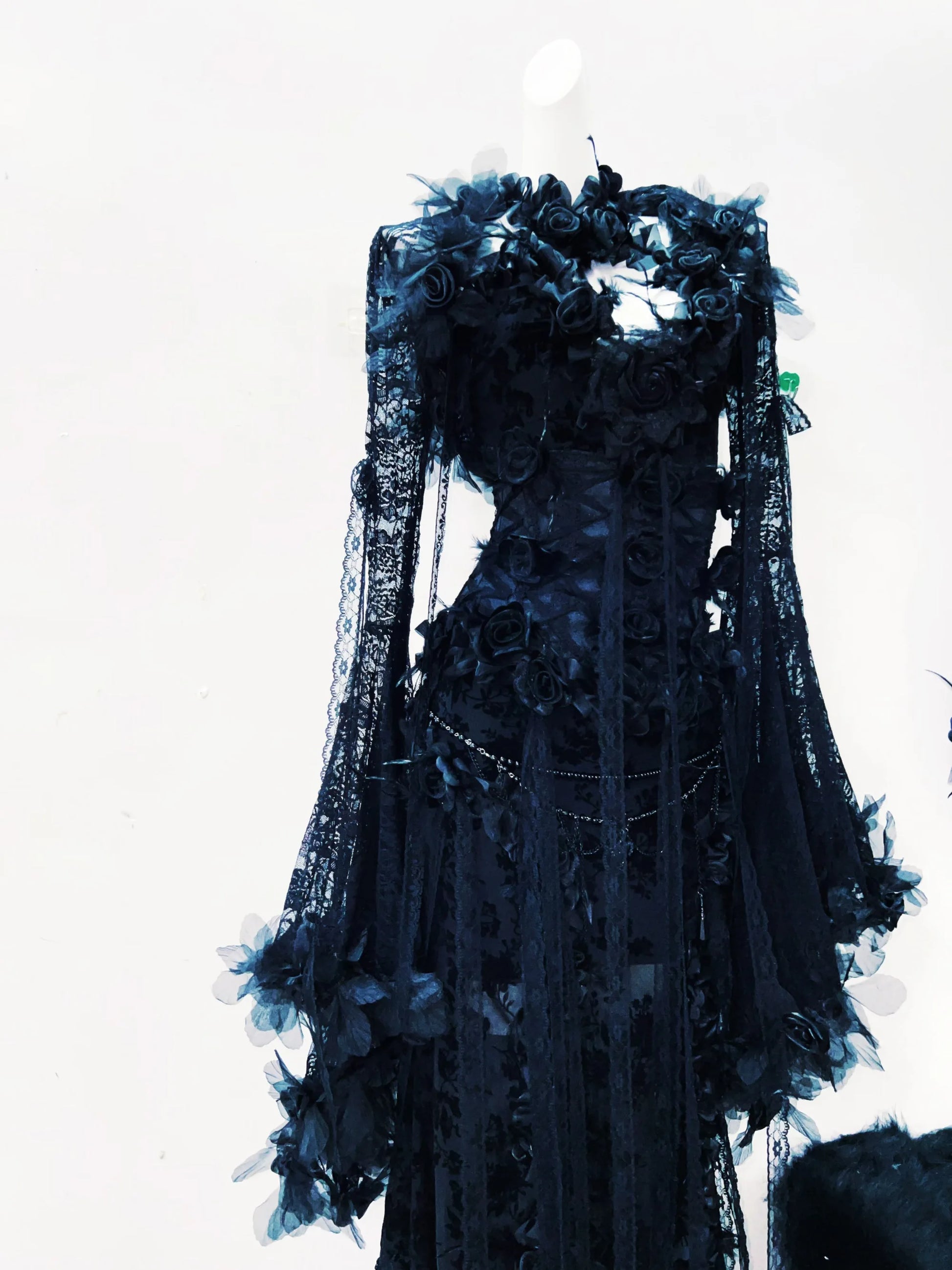 Imagen lateral de un vestido largo gótico negro Dark Petal con encaje vintage y diseño cruzado estilo alternativo romántico 