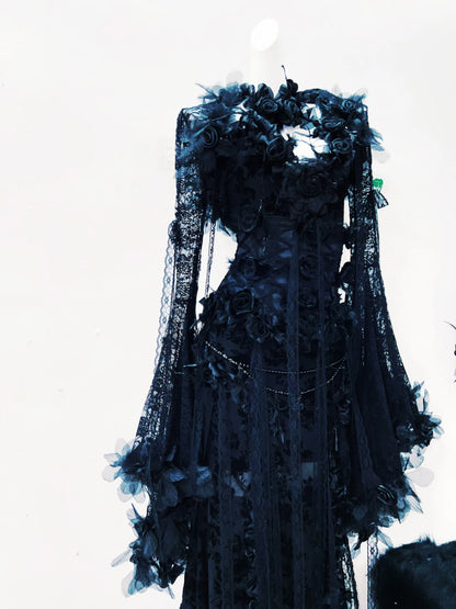 Imagen lateral de un vestido largo gótico negro Dark Petal con encaje vintage y diseño cruzado estilo alternativo romántico 