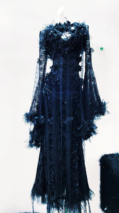 Vestido largo gótico negro Dark Petal con encaje vintage y diseño cruzado estilo alternativo romántico
