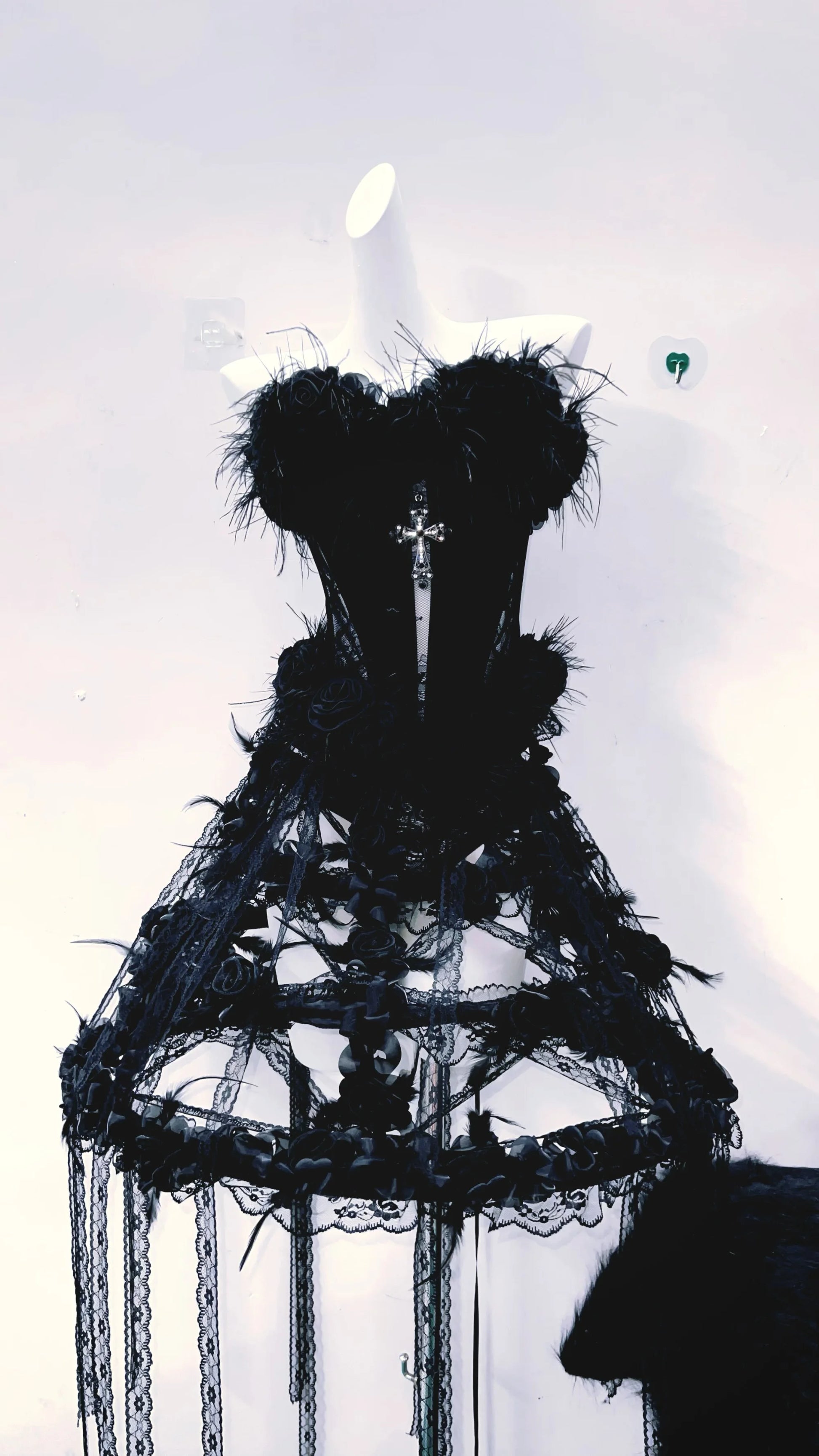 Vestido de color negro con falda larga y transparente, tiene lazos y pelaje decorativo