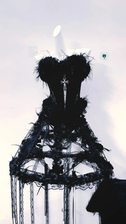 Vestido de color negro con falda larga y transparente, tiene lazos y pelaje decorativo