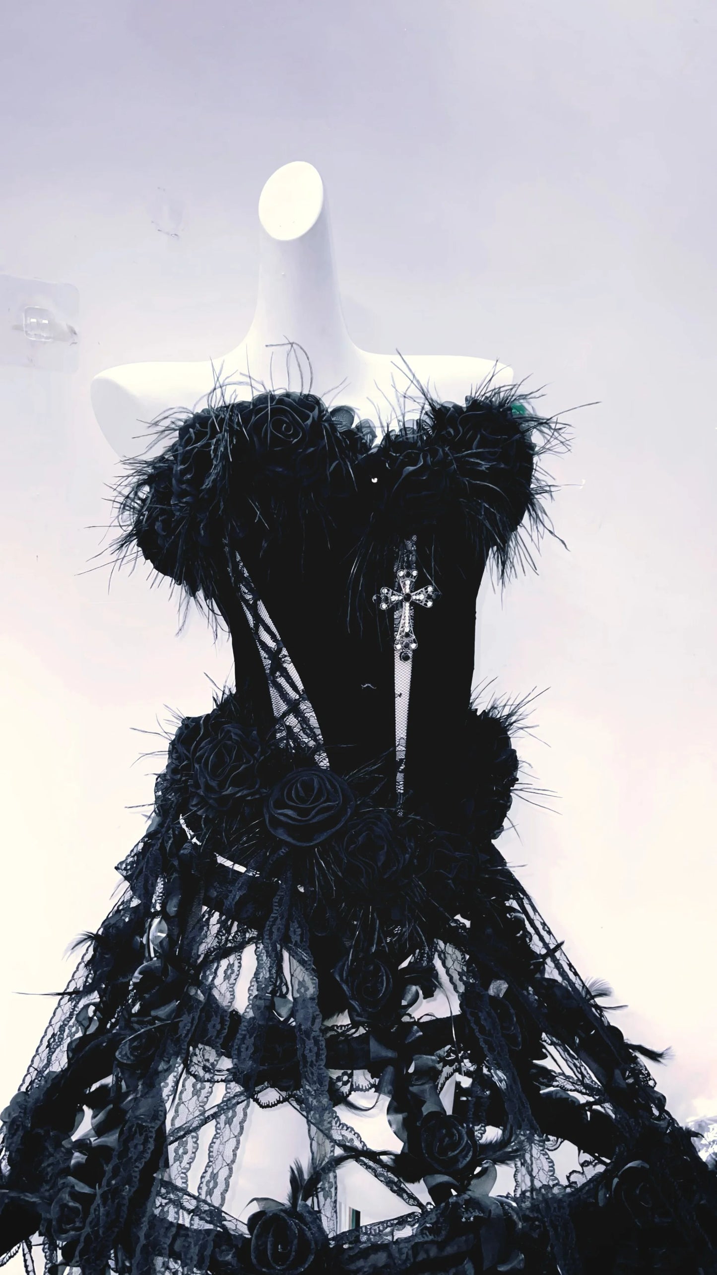 Vestido con pelaje, una cruz, gotico negro sin mangas, imagen de la parte superior